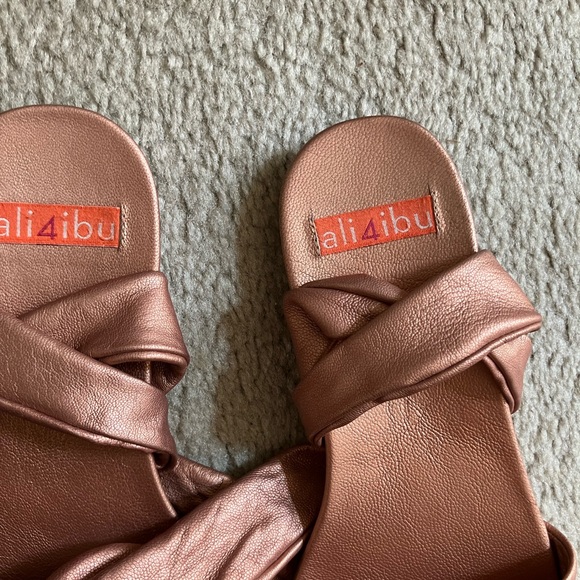 Ibu Sandles , NWOT Ali 4 Ibu - Picture 2 of 3